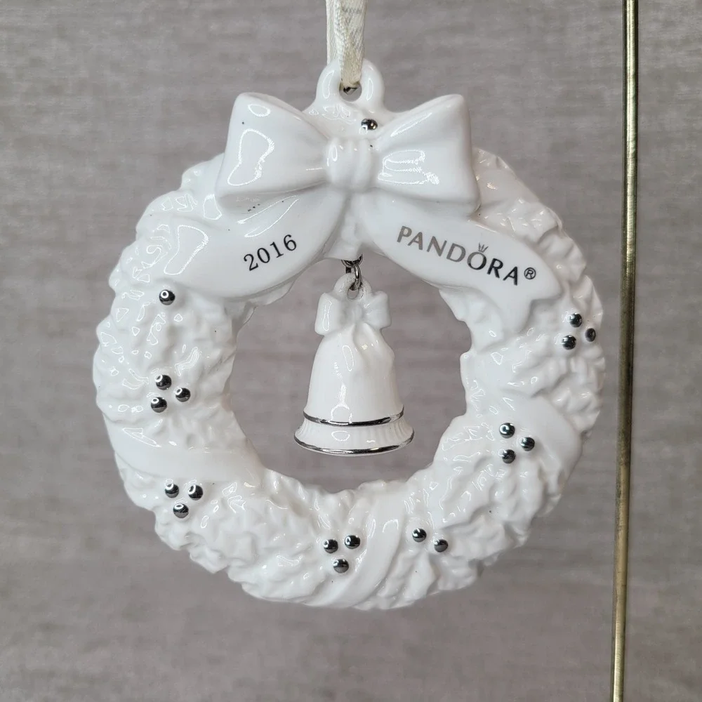 Pandora 2016 Limited Edition Jared Wreath Christmas Ornament White Ceramic RARE